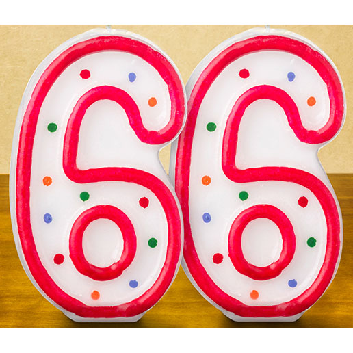 Zwei Geburtstagskerzen in Form der Zahlen 66