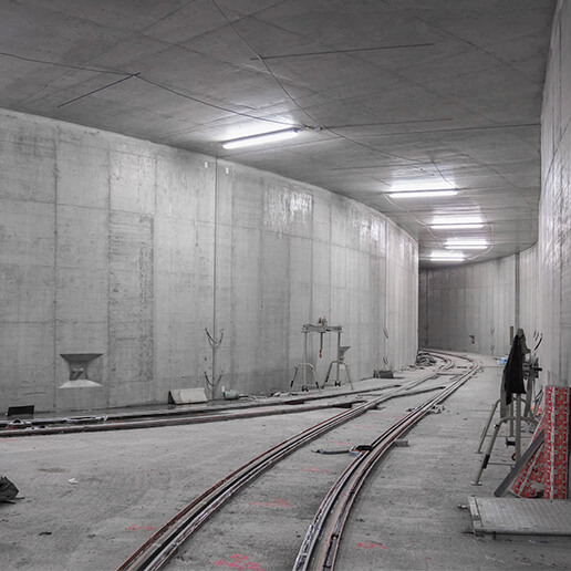 Innenansicht der Baustelle des Hauptbahnhofs Augsburg mit Gleisen und Betonwänden im Bau 