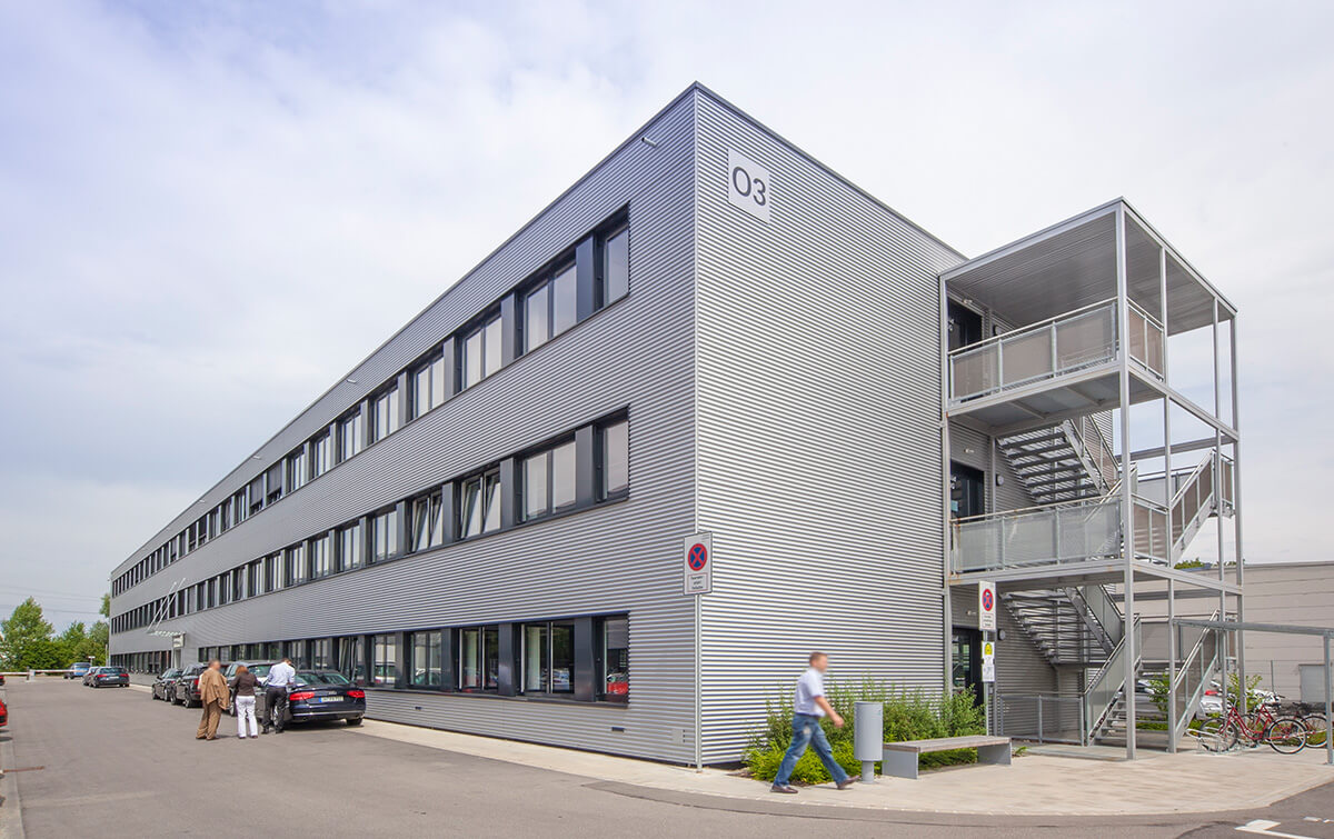 Außenansicht Bürogebäude O3/O4 mit wellenförmiger Fassade in Schwarz und Weiß