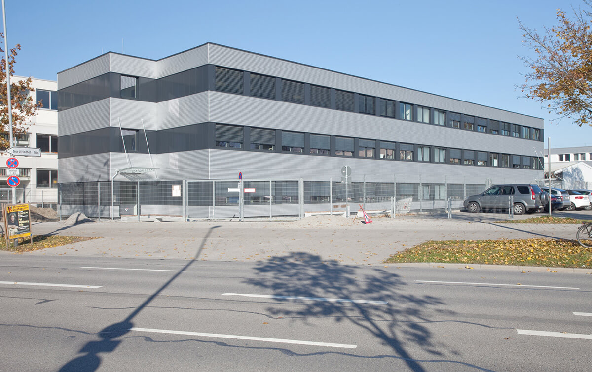 Außenansicht graues Bürogebäude S50 mit grossen Fenstern und einer Glasfront im Erdgeschoss