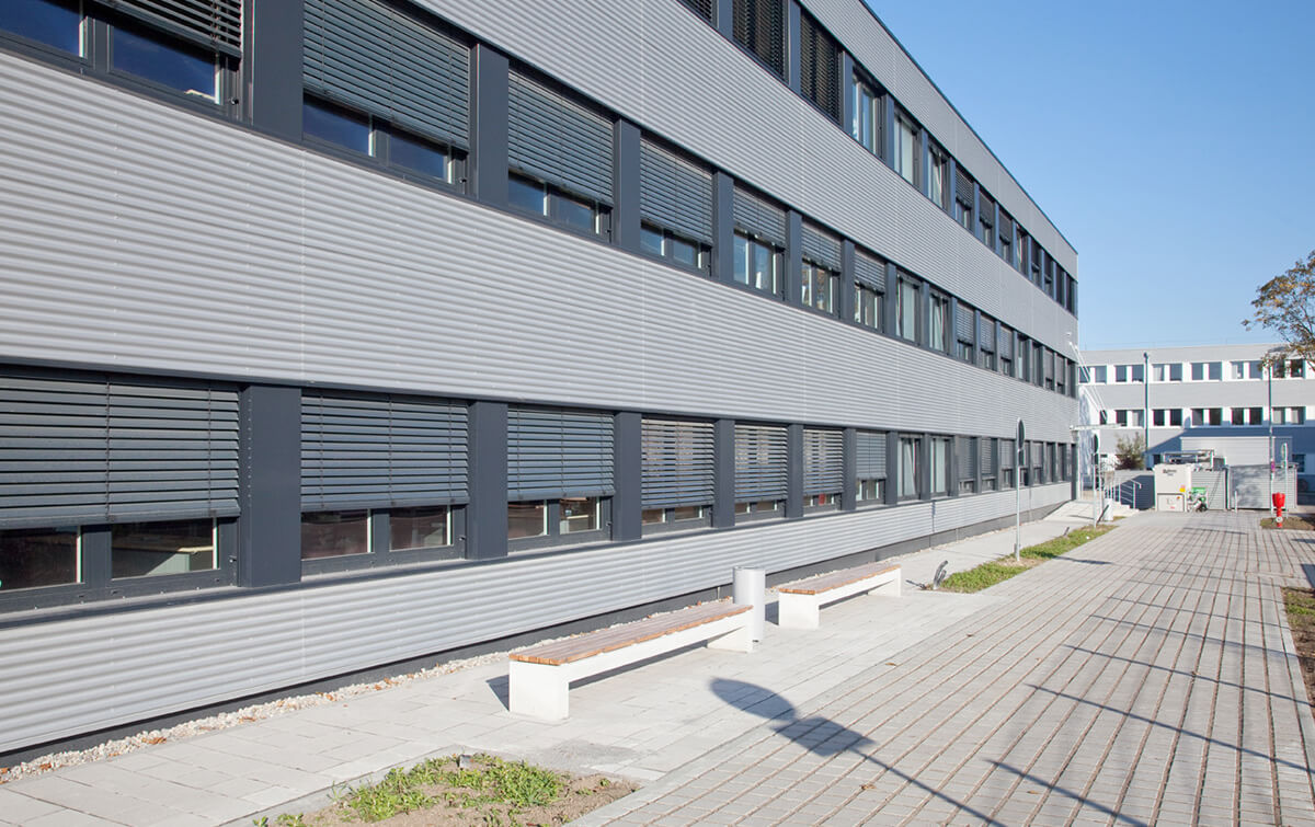 Außenansicht Bürogebäude S50 mit wellenförmiger Metallfassade