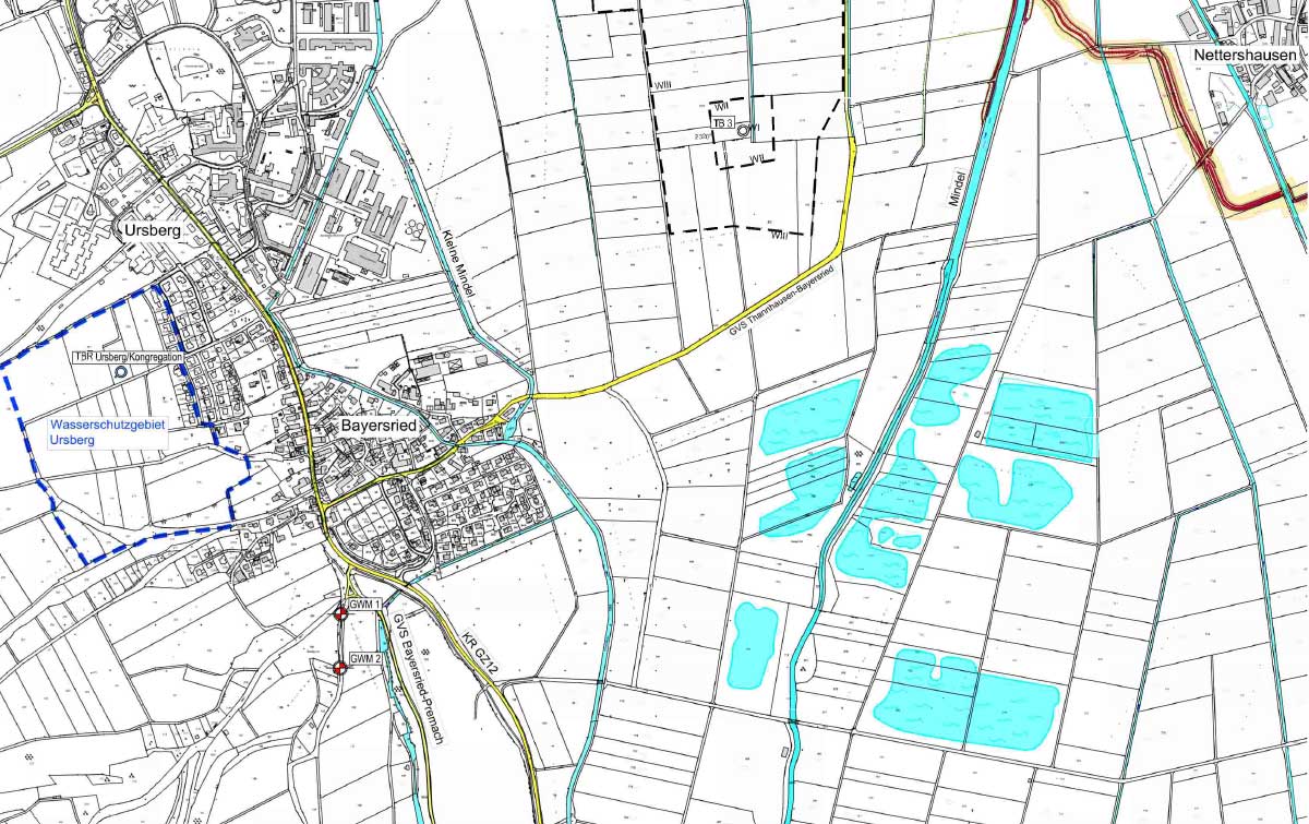 Detailkarte von Ursberg und Bayersried mit Strassen, Gewässerschutzgebieten und Kennzeichnungen von Grundwassermessstellen.
