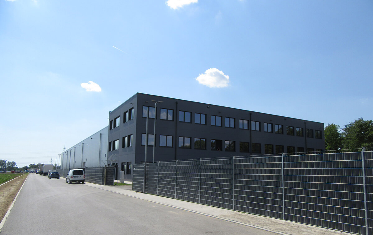 Außenansicht Bürogebäude mit Erprobungshalle und Lager der Bremer Suttgart GmbH