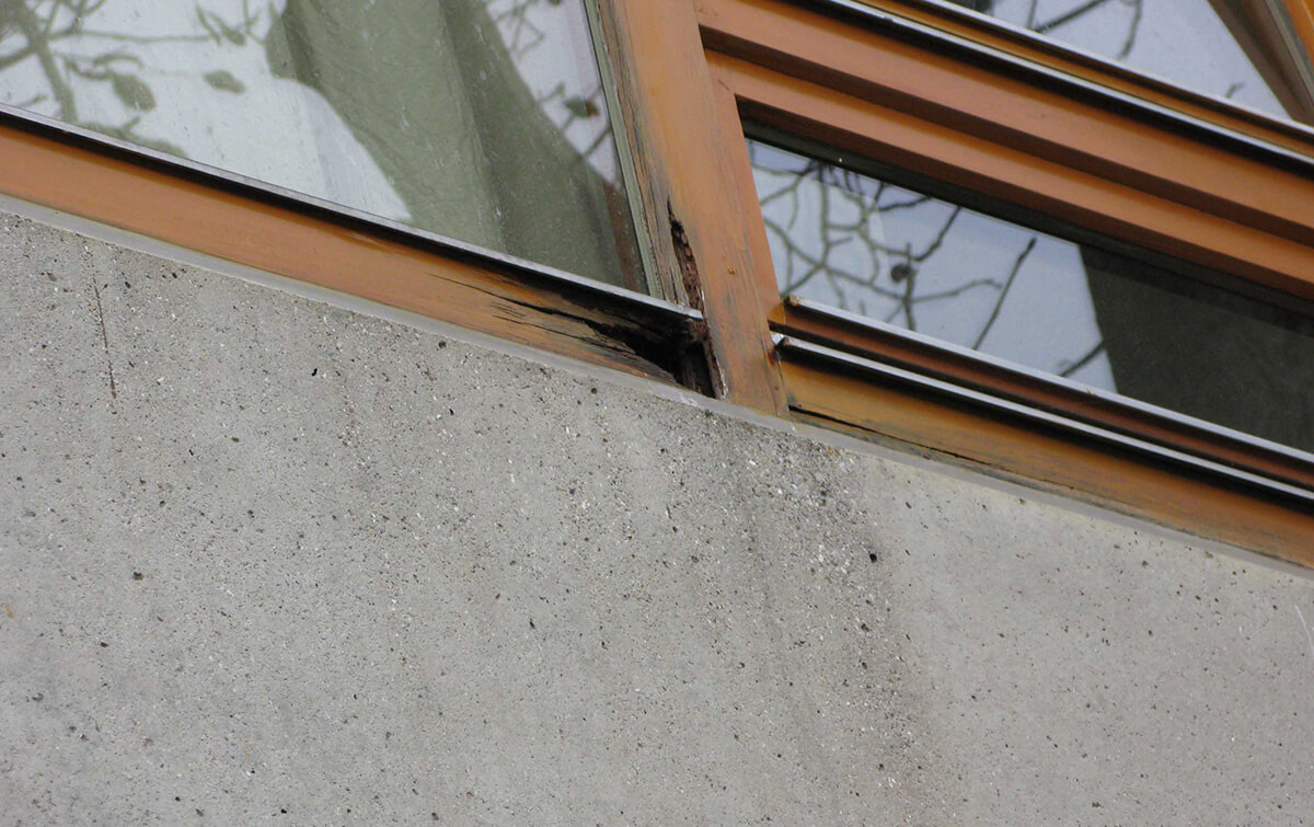 Loch im Fensterrahmen der Hochschule für Gestaltung Ulm