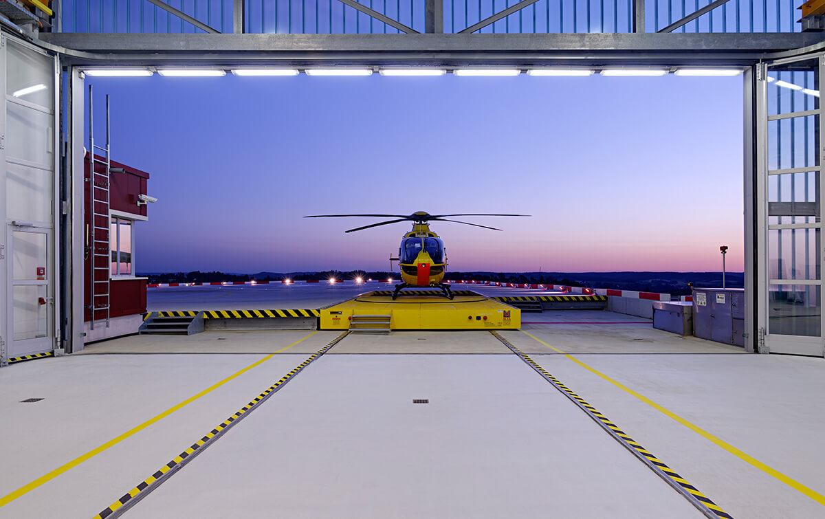 Hubschrauber auf Hubschrauberlandeplatz der Universitätsklinikum Augsburg