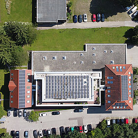 Luftbild des Hauptsitz von Kling Consult mit Ziegeldächern,einem Parkplatz und umgebenden Grünflächen